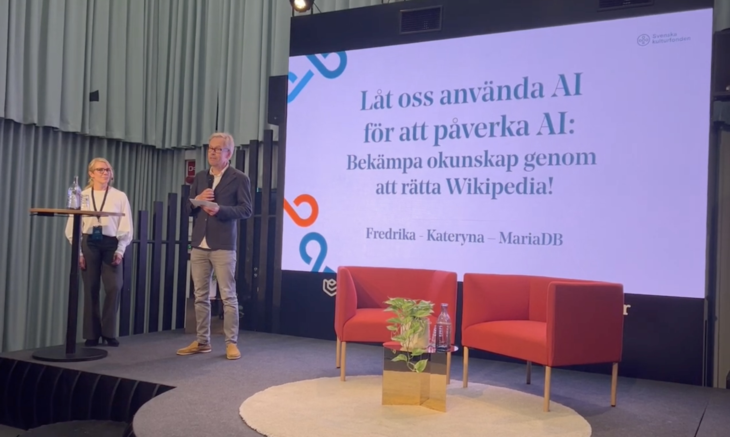 Kaj hält eine Präsentation